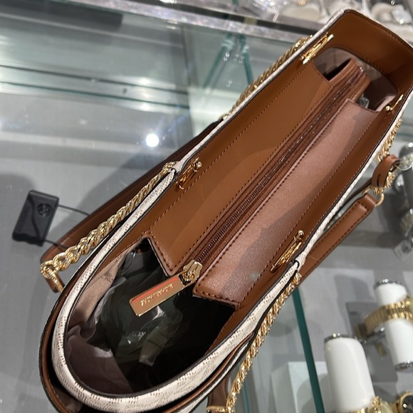 MICHAEL KORS 
Jet Set Large Signature Shoulder Tote Bag
Vanilla 
NWT - Picture 12 of 16